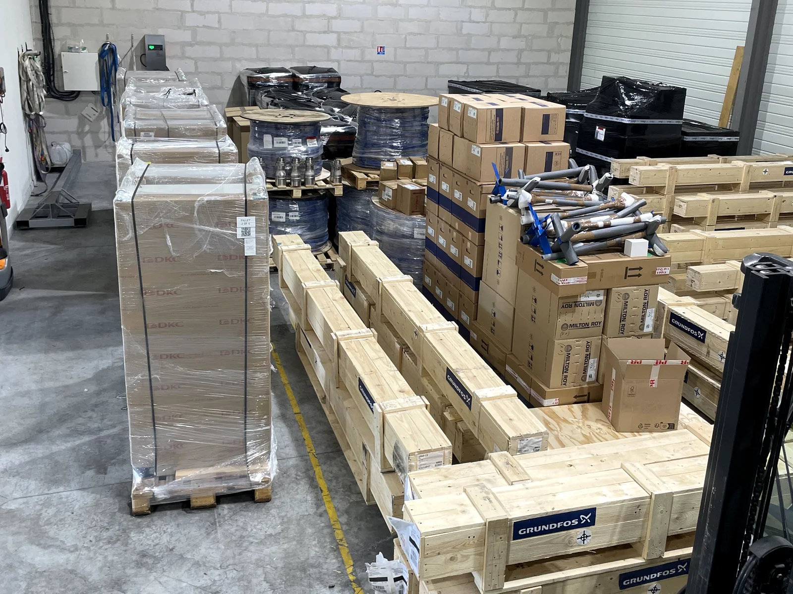 Avant — réception du matériel, palettes et cartons à classer